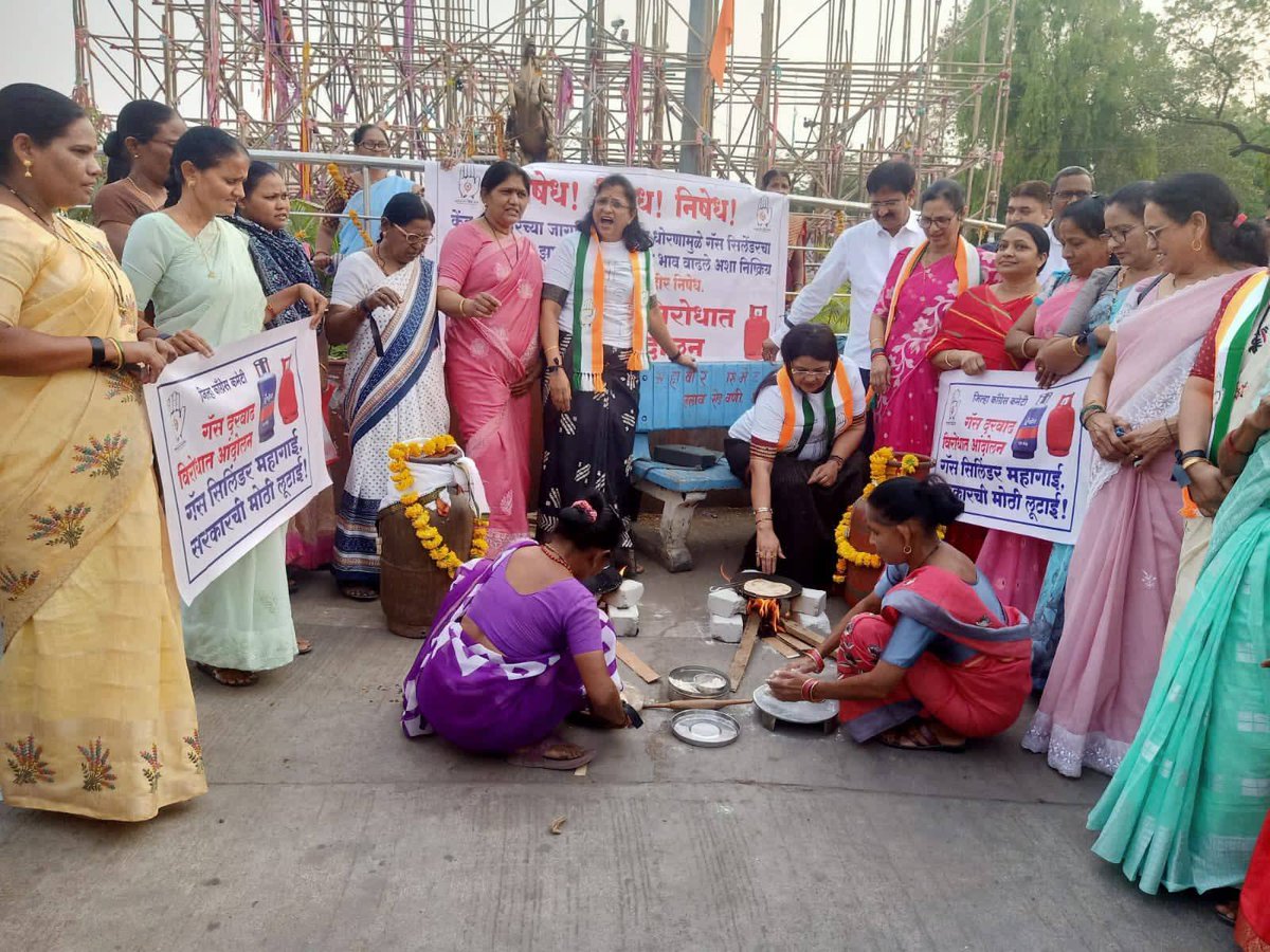 JadhavPrajapati's tweet photo. महाराष्ट्र प्रदेश महिला काँग्रेसच्या अध्यक्षा @SandhyaINC ताई यांच्या अध्यक्षतेखाली आज दुपारी 3.30, जिल्हा यवतमाळ येथे छत्रपती शिवाजी महाराज चौक, वणी येथे महागाई विरोधात आंदोलन करण्यात आले,तेव्हा यवतमाळ महिला जिल्हा अध्यक्षा वंदना आवारी , ब्लॉक अध्यक्षा,पदाधिकारी व कार्यकर्ते https://t.co/nBuyXaM8ZL