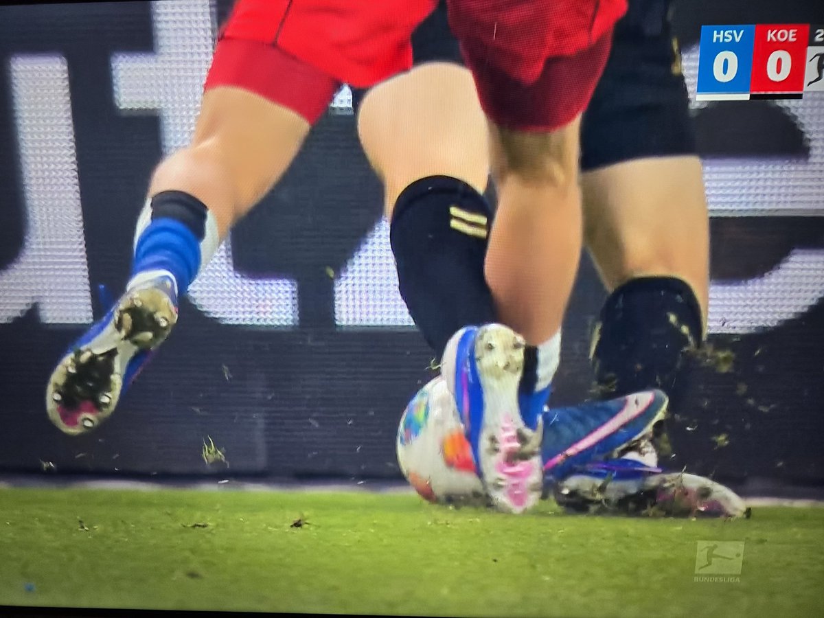 mrmajong's tweet photo. VAR? Wieder Kaffeepause?
Letze Woche gab es rot für sowas.
#hsvkoe #sky #Bundesliga #var #skybuli https://t.co/ocivCgPnOX
