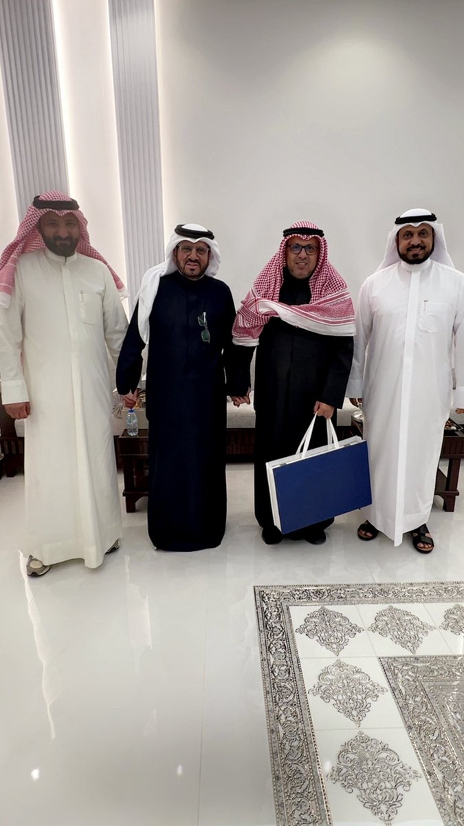 mfrreh_al_subey's tweet photo. تشرفت وتكرّمت بزيارة ديوان الدكتور : محمد الرتيّان العرجاني

وكان لي شرف اللقاء به في ديوانه العامر بوجود جيرانه الكرام

الدكتور : ناصر بن هادي الجعيدي والأخ : فلاح بن مرهان

في مجلس عامر بالمحبة وطيب اللقاء.

أكرمتنا بأخلاقك وبأفعالك يابونادر

@M_retayyan 

#مدينة_صباح_الأحمد https://t.co/S667eAlH21