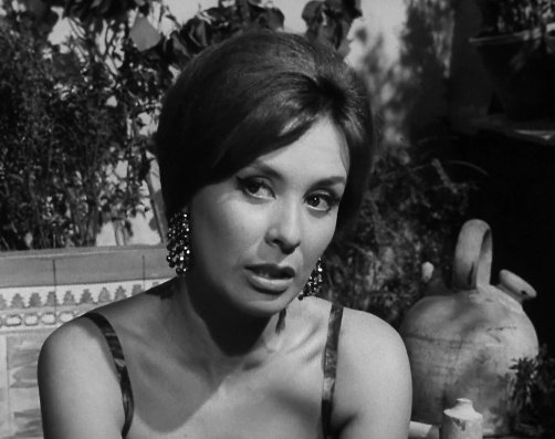 Adiós a la grandísima Gemma Cuervo. Teatro, televisión (y teatro en TV gracias al añorado Estudio 1) y cine en su carrera como actriz. Sencillamente magnífica en EL MUNDO SIGUE, la obra maestra maldita de Fernando Fernán Gómez.