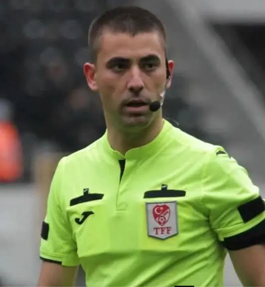 Galatasaray Başakşehir hakeminin fenotipi fet*tipine benziyor diye iç çekerken garipten kırmızı kart vererek Başakşehir'i maçtan düşürdü biz bu yapıyı nasıl yencez amk 20 puan farkla şampiyon olsunlar da heyecanlanmayalım durduk yere