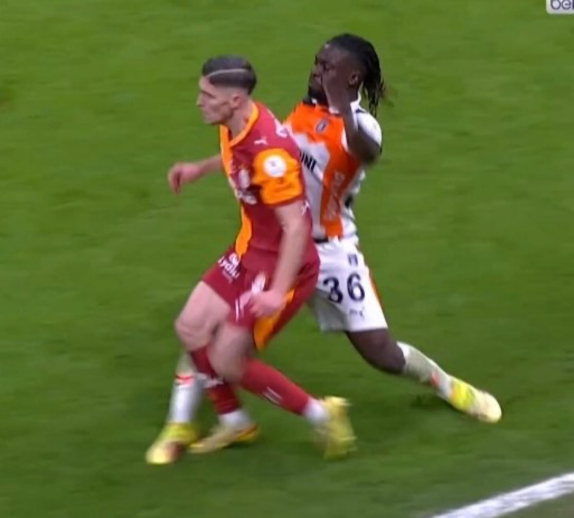 bbosports's tweet photo. Başakşehir, bu pozisyonda 10 kişi kaldı.

Kazanılan serbest vuruştan gelen golle 1-0 öne geçti. https://t.co/cxb7MwxpKL