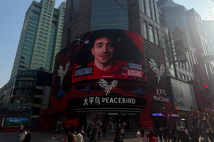 Nachez98's tweet photo. ❓ El centro de Shanghái se ha llenado con la cara de Charles Leclerc

Muchos pensaban que se trataba de una campaña promocional, pero no

😅 Un fan chino ha pagado una barbaridad de dinero para llenar el centro de la ciudad con la cara de su piloto favorito

🤯 El aficionado posee una colección de objetos del monegasco valorada en varios MILLONES de euros

📰 Motorsport Italia