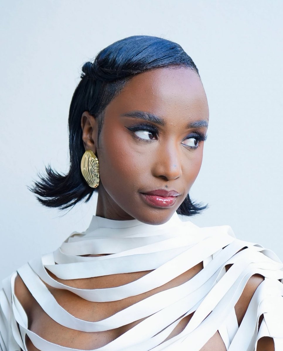 Zozibini Tunzi looks stunning 😍❤️ take all my money 🔥🔥 #SAFTAS19