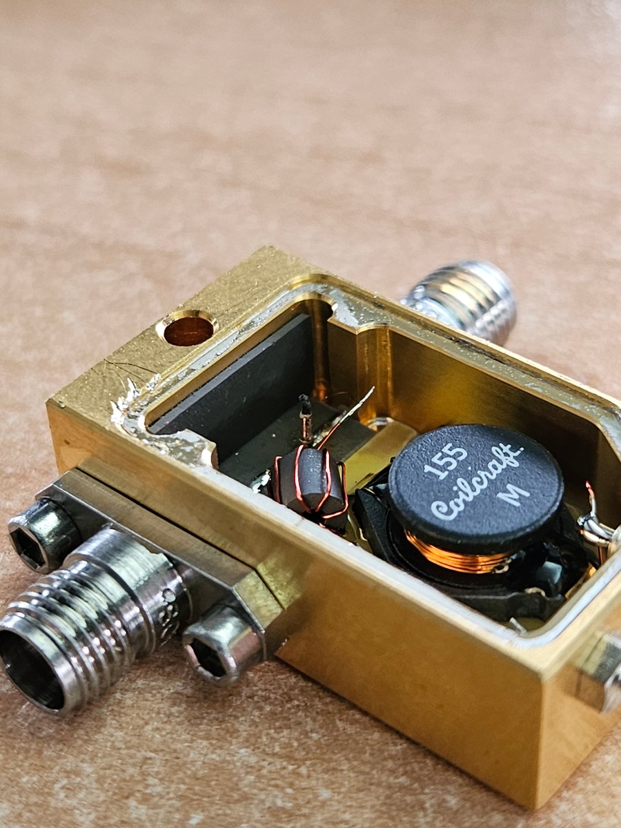 Aaronia_AG's tweet image. Whats inside of a 67GHz Bias Tee? 🤓
This one lost the DC connection. The tiny coil is disconnected. A repair soldering will be like a surgery 😅
#aaronia #microwave #rf #tech #BiasTee #tektronix