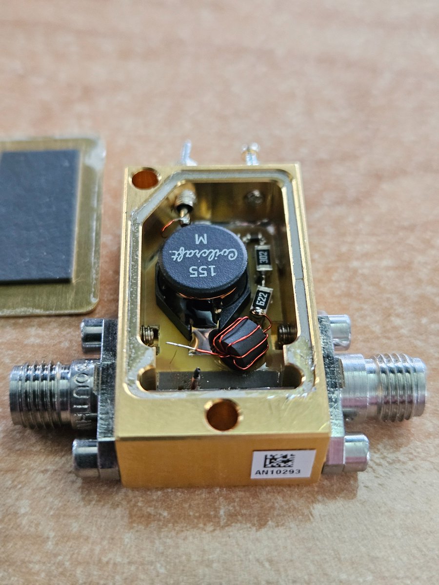 Aaronia_AG's tweet image. Whats inside of a 67GHz Bias Tee? 🤓
This one lost the DC connection. The tiny coil is disconnected. A repair soldering will be like a surgery 😅
#aaronia #microwave #rf #tech #BiasTee #tektronix