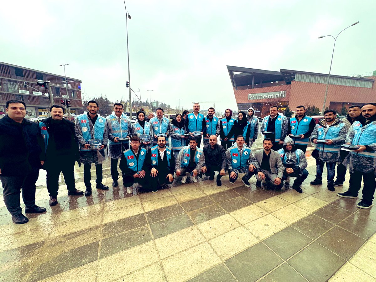 Ramazan’ın bereketini ve paylaşmanın güzelliğini sahada hemşehrilerimizle birlikte yaşamaya devam ediyoruz.

Grup Başkan Vekilimiz Sayın Abdulhamit Gül, İl Koordinatörümüz Sayın İsmail Emrah Karayel, İl Başkanımız Sayın Fatih Muhaddis Fedaioğlu ve il-ilçe gençlik kolları