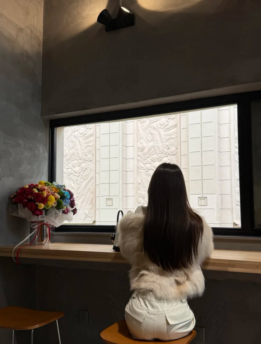 blistenice's tweet image. Framed by the city, wrapped in warmth. What's your favorite escape spot? ❄️ #WinterWanderlust #StyleDiary