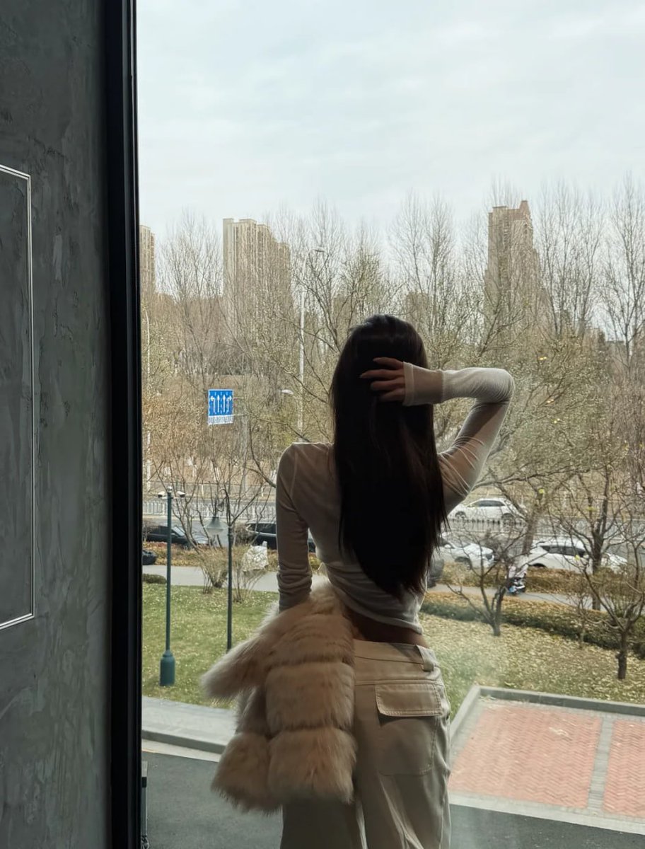 blistenice's tweet image. Framed by the city, wrapped in warmth. What's your favorite escape spot? ❄️ #WinterWanderlust #StyleDiary