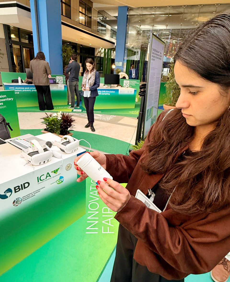 OIRSAoficial's tweet photo. 🧠 Las demostraciones presentadas en la feria destacaron soluciones prácticas y operativas que fortalecen funciones fitosanitarias esenciales, mediante herramientas digitales y basadas en datos para la vigilancia de plagas, el diagnóstico, las inspecciones y el análisis de riesgos. Entre las innovaciones expuestas se incluyó el uso emergente de inteligencia artificial para inspecciones fitosanitarias.