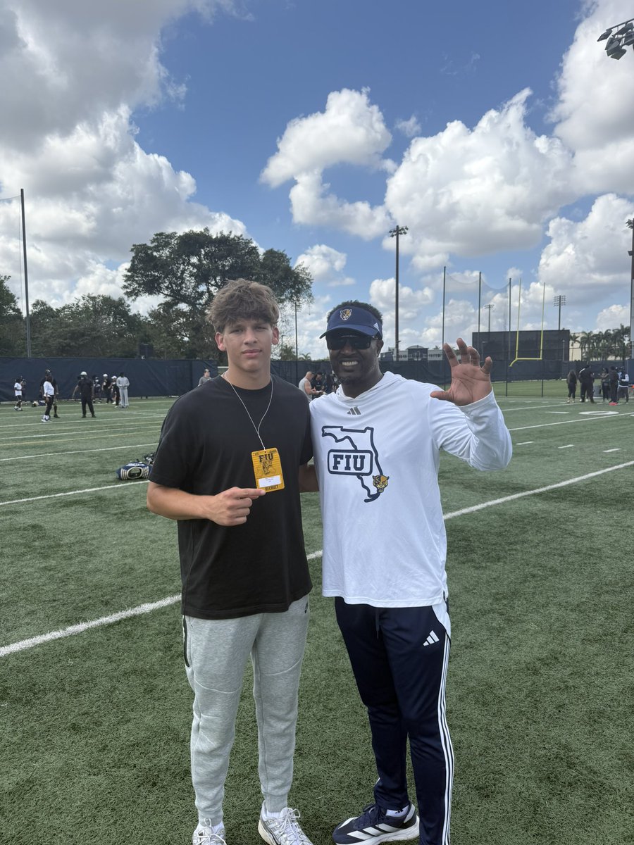 Logan Escobedo 2028 QB 🏈 / SG 🏀 tweet media