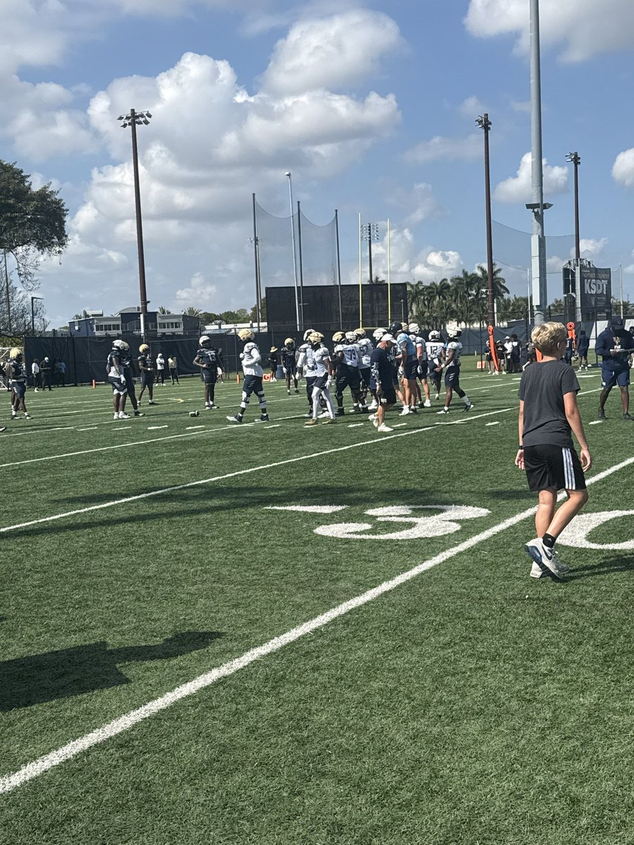 Logan Escobedo 2028 QB 🏈 / SG 🏀 tweet media