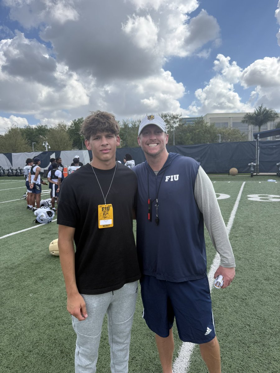 Logan Escobedo 2028 QB 🏈 / SG 🏀 tweet media