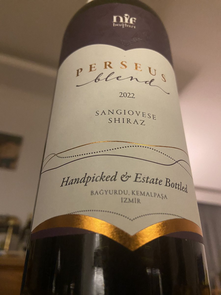 Hayyam’ın rûbaileri,
Shiraz’ın üzümleri.
Herkes buradaysa,
Salın üstüme tüm hüzünleri…