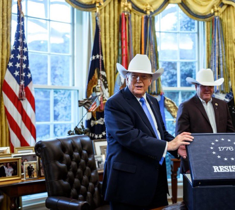 ترامپ: «همه آنهایی که مردم بی‌گناه ایران را در خیابان‌ها کشتند، فیلم‌هایشان را داریم، این که تمام شد، میرویم سراغ‌شان و اعدامشان می‌کنیم.»

دوستانی که می‌گفتن ترامپ به کل مردم ایران گفته «ملت ترور» نظری ندارن؟ بگذریم 
تو همین دو هفته چقدر گفته مردمان شجاعی هستند، مردمان شگفت