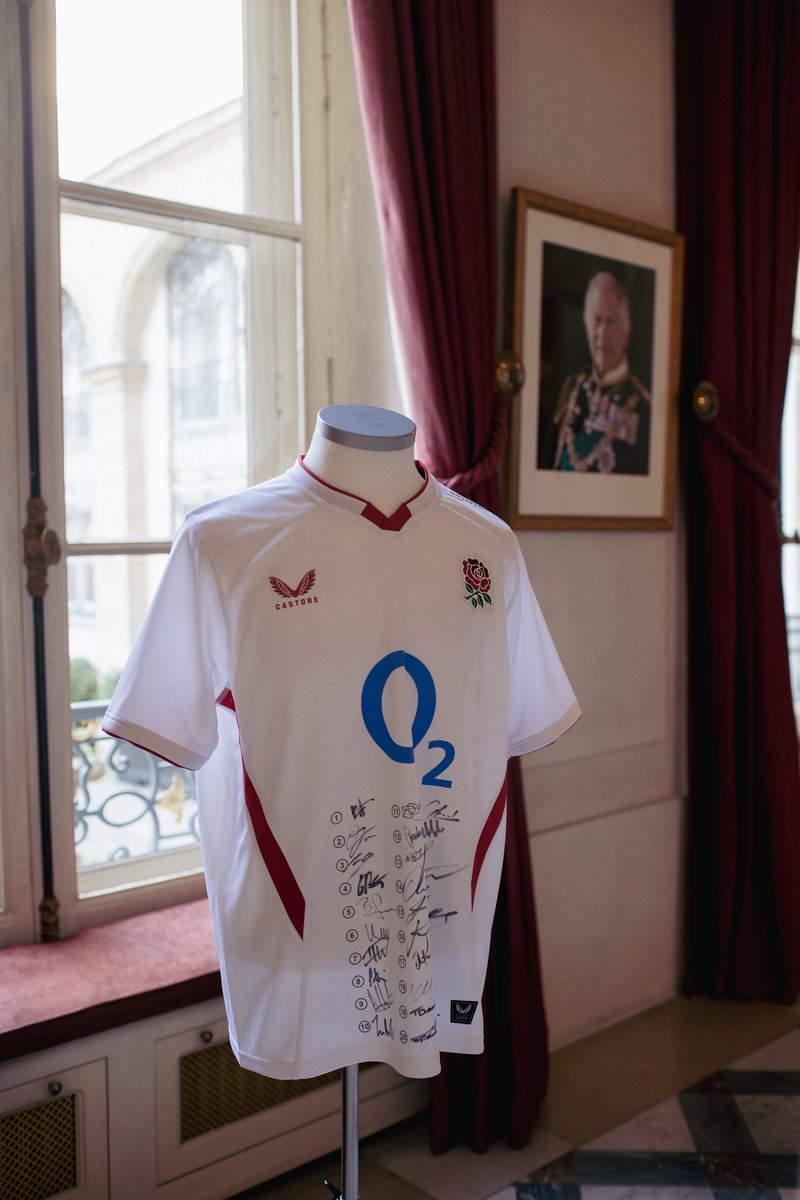 TomDrewUK's tweet photo. A big moment tonight as England and France meet in Paris for the 120th anniversary of Le Crunch.

Avec nos amis de @RFU et @FranceRugby, nous avons célébré cette rivalité — l’une des plus emblématiques du sport — et tout ce qui fait la force du rugby : passion, histoire et amitié entre nos deux pays.

🇫🇷 🏉 🏴󠁧󠁢󠁥󠁮󠁧󠁿