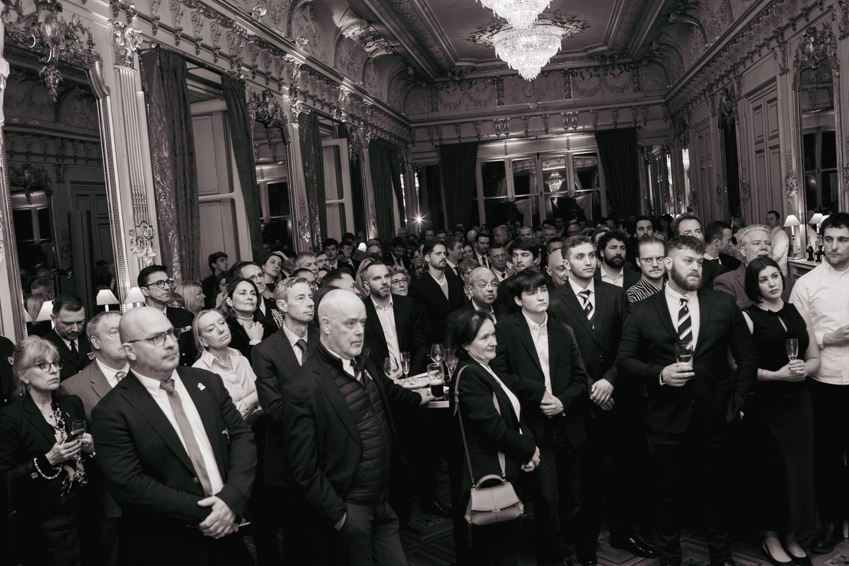 TomDrewUK's tweet photo. A big moment tonight as England and France meet in Paris for the 120th anniversary of Le Crunch.

Avec nos amis de @RFU et @FranceRugby, nous avons célébré cette rivalité — l’une des plus emblématiques du sport — et tout ce qui fait la force du rugby : passion, histoire et amitié entre nos deux pays.

🇫🇷 🏉 🏴󠁧󠁢󠁥󠁮󠁧󠁿