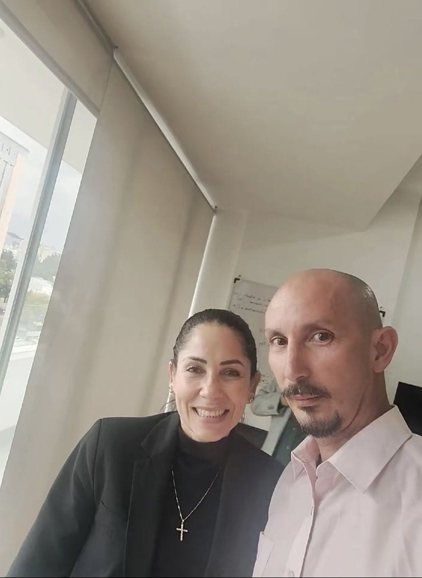 Este es el machito que agredió a la periodista de Teleamazonas y pretendio que sea linchada por la turba de maleantes que le acompañaban. Se llama Jaime Nicolalde. Correista fanático. La foto lo explica todo