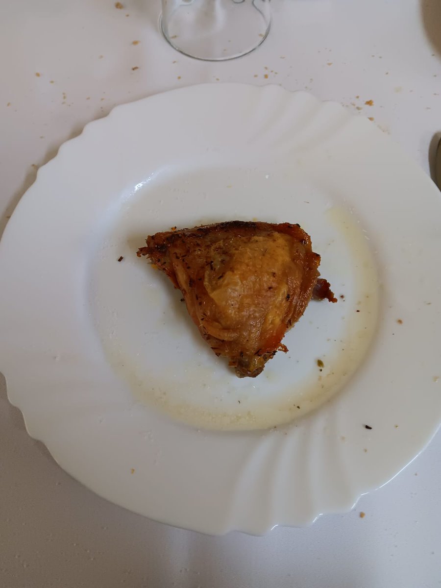 Ella es Ana, la Consejera. Junto con José Manuel, responsable del AMAS y q os presenté ayer, se pasan la noche sin dormir pensando q mierda d comida dar a los abuelos d la Residencia d Colmenar Viejo.Hoy les dieron este pollo d segundo,sin siquiera una mísera patata. ¡Difunde! 🙏🏻