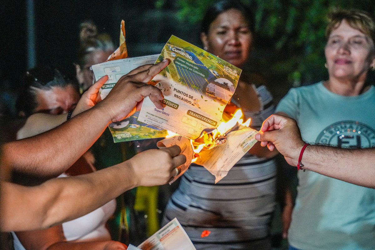 EscalaTvVichada's tweet photo. En la tercera noche de manifestaciones por los constantes cortes de energía en #PuertoCarreño, habitantes realizaron la quema simbólica de recibos del servicio eléctrico como muestra de inconformidad. ⚡🔥 @MinEnergiaCo @Asocapitales #Vichada #Colombia #Noticias https://t.co/uN5U7keDiE