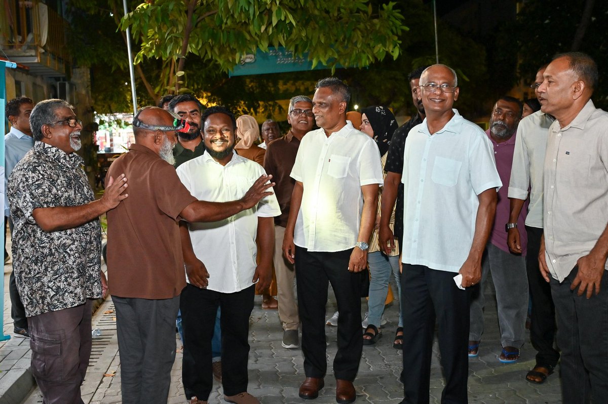 kudey_a's tweet image. ވިލިމާލެ ދާއިރާގައި ކެންޕެއިން ދޮރަށް ދޮރަށް ހިންގެވުން ކުރިއަށްދަނީ. 
@adamazim @shaaamaan10 @reesha_a 
@ibusolih @mpgapo 
#HeyvallaThayyaru 
#GearUp
#LCE2026
#WDC2026
#VoteMDP