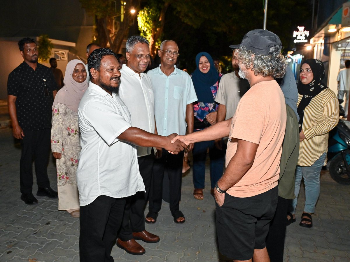 kudey_a's tweet image. ވިލިމާލެ ދާއިރާގައި ކެންޕެއިން ދޮރަށް ދޮރަށް ހިންގެވުން ކުރިއަށްދަނީ. 
@adamazim @shaaamaan10 @reesha_a 
@ibusolih @mpgapo 
#HeyvallaThayyaru 
#GearUp
#LCE2026
#WDC2026
#VoteMDP
