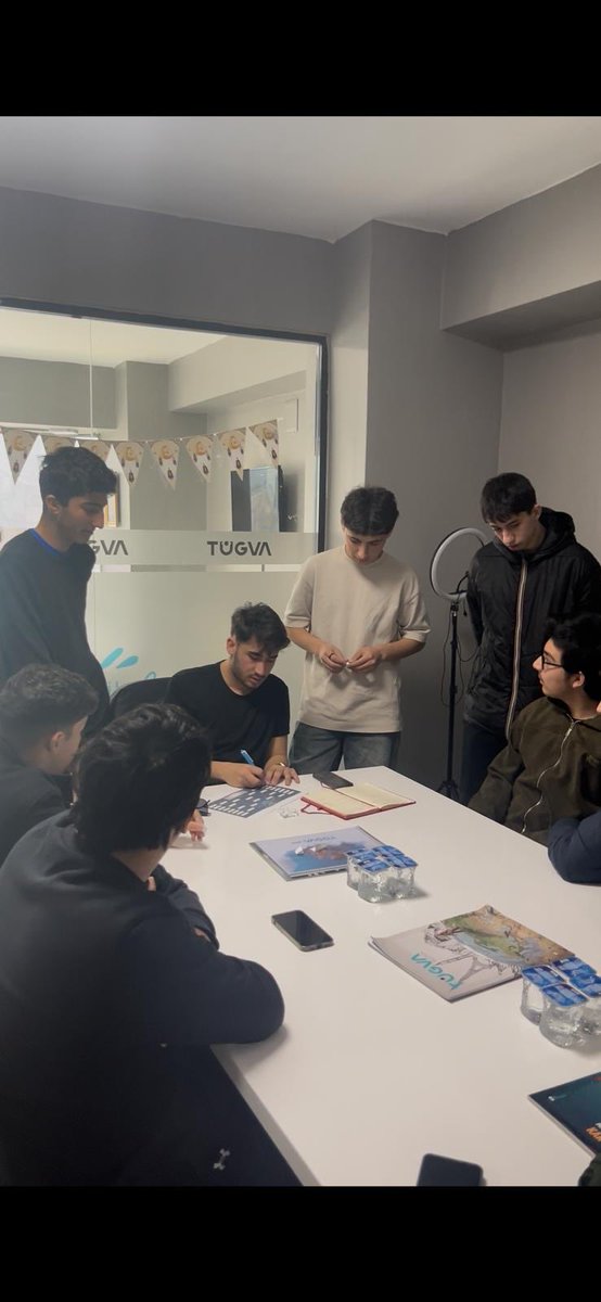 TÜGVA Bolu Lise Koordinatörlüğü olarak Gençlig adı altında düzenlediğimiz liseler arası halı saha turnuvasının kura çekimini gerçekleştirdik.
Toplam 22 takımın mücadele edeceği turnuvada tüm takımlarımıza başarılar diliyoruz.
Gençliğin enerjisi sahaya yansıyacak! ⚽✨