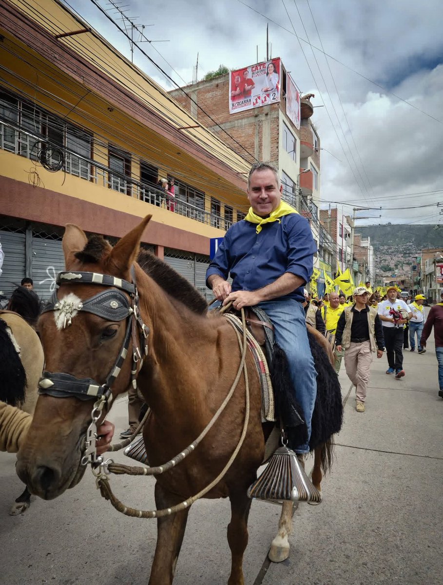 BelaundeRafael's tweet photo. Caravana por las calles de Huamanga! https://t.co/Y4WBtph5rX
