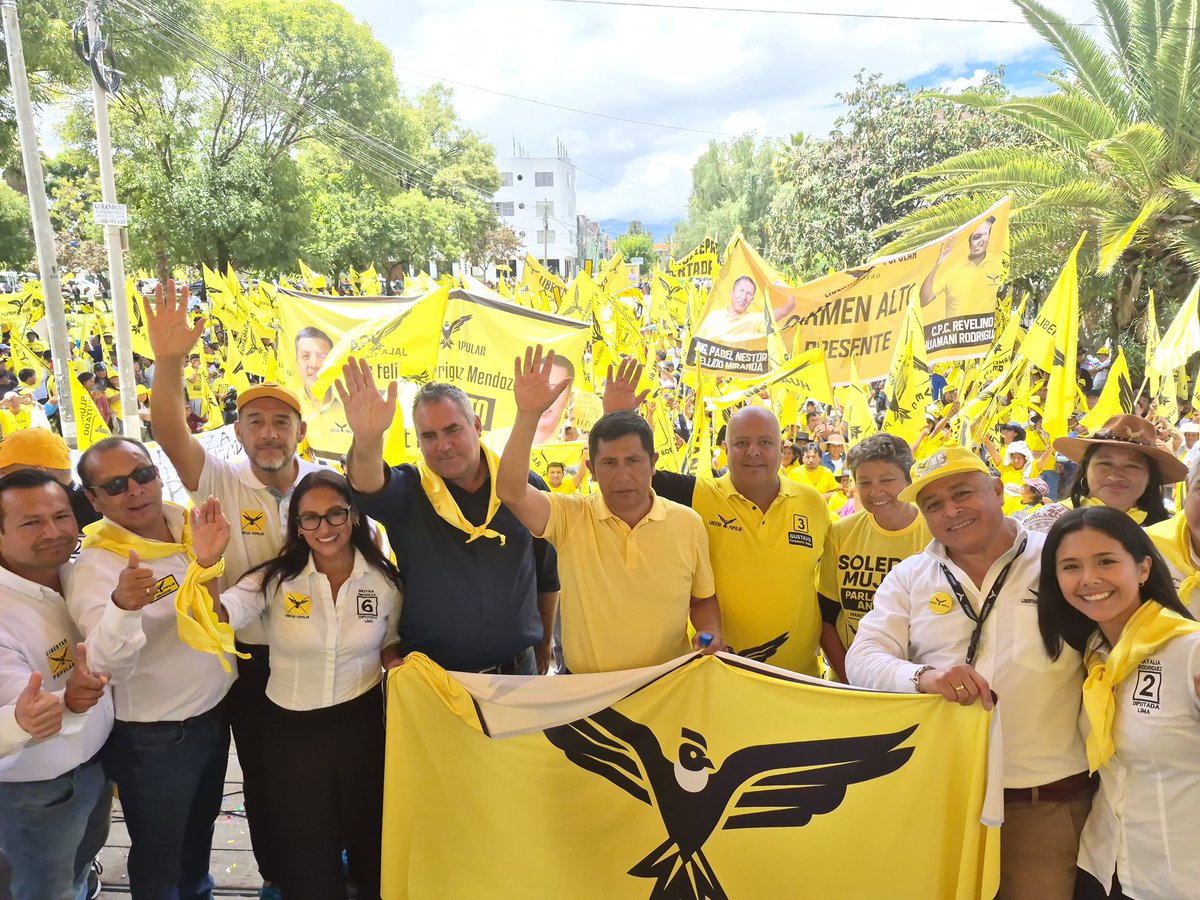 BelaundeRafael's tweet photo. Caravana por las calles de Huamanga! https://t.co/Y4WBtph5rX