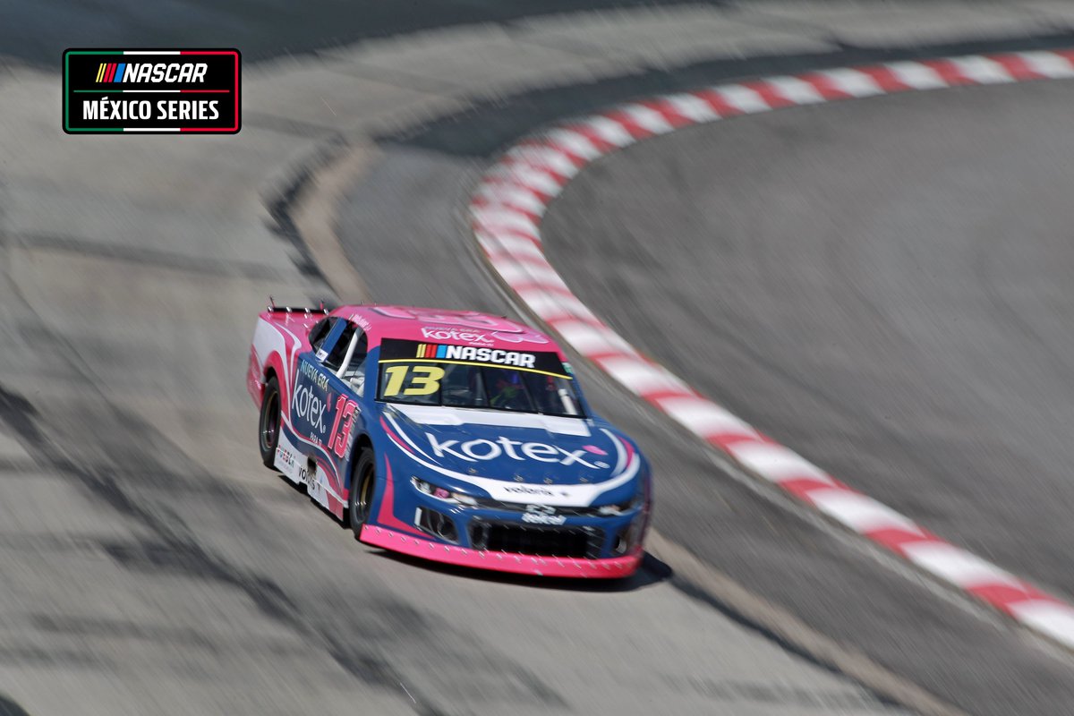 NASCARMex's tweet photo. El color invade la pista del Súper Óvalo Potosino⏱️

#NASCAR #NASCARMéxico #NASCARMex #NASCARMx #LaPotosina200 https://t.co/eDVQRC0YTm