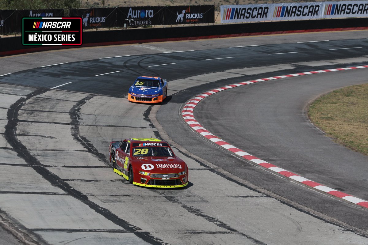 NASCARMex's tweet photo. El color invade la pista del Súper Óvalo Potosino⏱️

#NASCAR #NASCARMéxico #NASCARMex #NASCARMx #LaPotosina200 https://t.co/eDVQRC0YTm