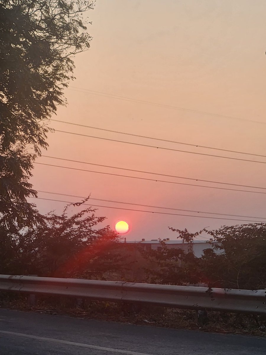 yatintripathi's tweet photo. दिल में तो बहुत सारे लोग थे, फिर भी वो खाली था, क्योंकि सारे के सारे किराएदार थे। 
#बज़्म 
#बज़्म_काव्य_मंच
#सरस
#अर्थज्ञ https://t.co/HGo8sBN5Xk