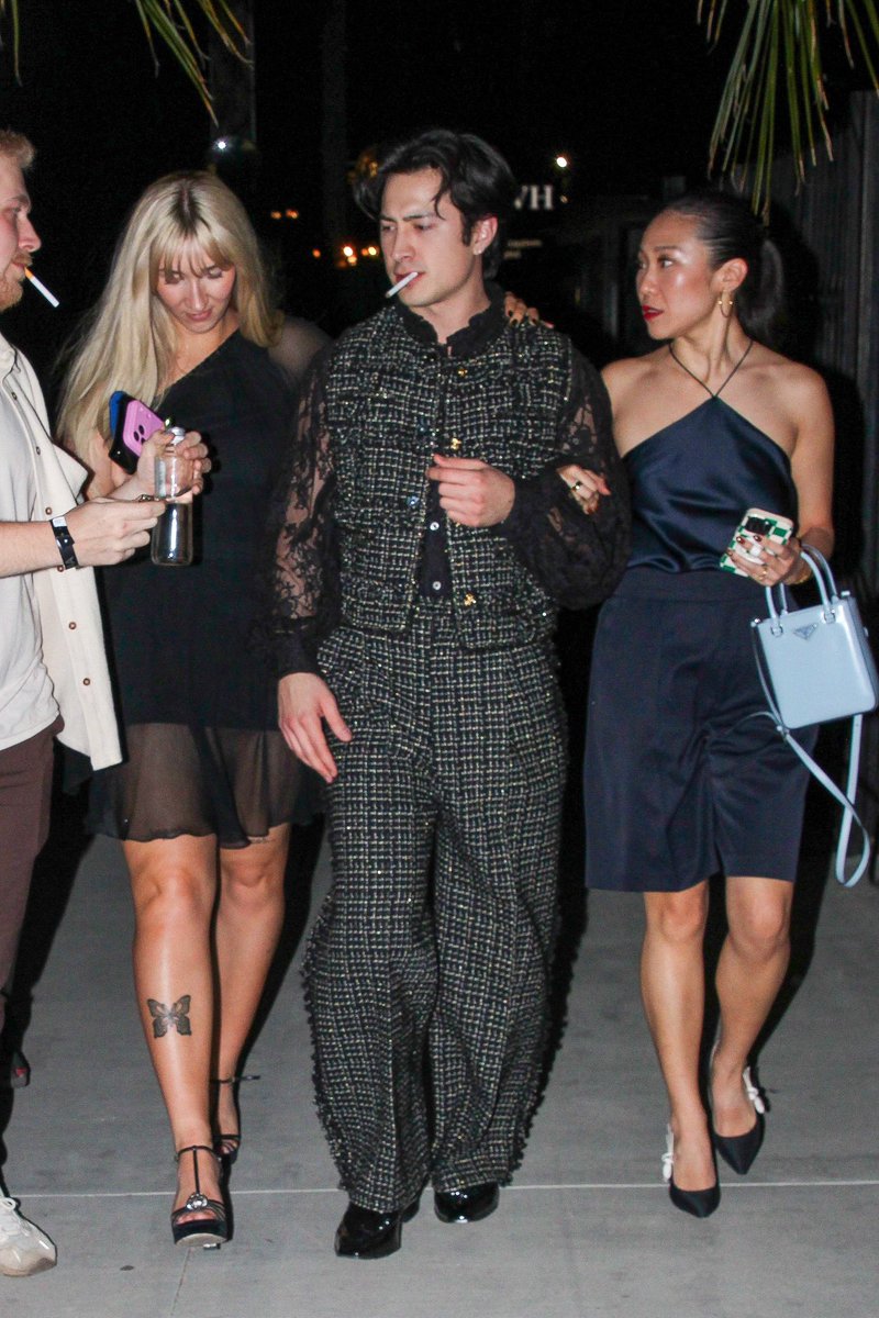 hudsonrivalry's tweet photo. now that i see it the outfit is so tea i see the vision! 😝😝 https://t.co/w0Wmz3PsQG