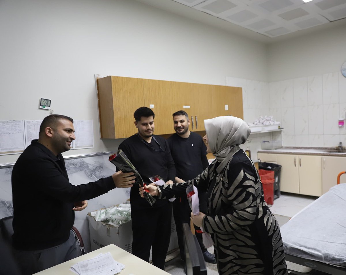 milhamigunbegi's tweet photo. 📍Mehmet Akif İnan Eğitim Araştırma Hastanesi

AK Parti Genel Merkez Kadın Kolları Başkanımız Sayın @tugbaisikercan, Genel Merkez Kadın Kolları MYK ve MKYK üyelerimiz, Milletvekillerimiz @ProfDrDusak, @malicevheri, @CYAZMAC, @HikmetBasak_63 ve MKYK Üyelerimiz ile birlikte 14 Mart Tıp Bayramı vesilesiyle Mehmet Akif İnan Eğitim ve Araştırma Hastanesi’ni ziyaret ederek fedakârca görev yapan hekimlerimiz ve sağlık çalışanlarımızın gününü kutladık.

Görevlerini büyük bir özveriyle yapan sağlık çalışanlarımıza minnettarız.

#RamazandaŞanlıurfa
#MilletimizleYolumuzBir
@Akparti @abuyukgumus @hakanaksu058 @farukaytek @AKKADINGM