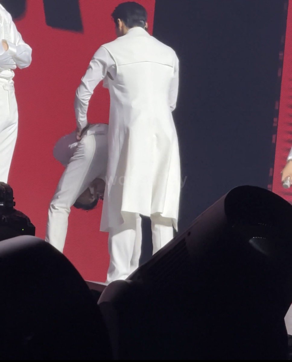 woosaneko's tweet photo. i cannot believe this is a real thing that happened… ESPECIALLY wy’s reaction. he was caught so off guard, i swear if he didn’t react like that it’d look less gay https://t.co/jJTXC8ALFA