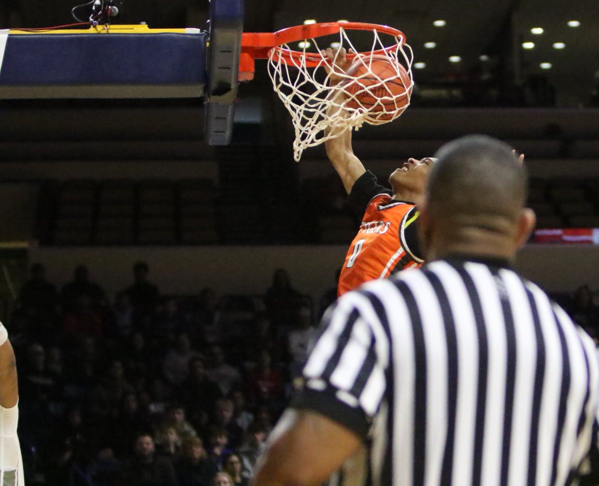 JakeFurr11's tweet photo. Davion Mack with the emphatic jam in the first quarter! Stinking ref.... https://t.co/MDH23QPKcJ