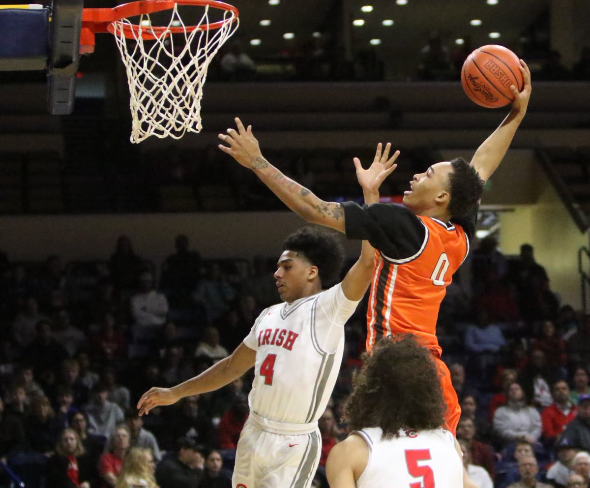 JakeFurr11's tweet photo. Davion Mack with the emphatic jam in the first quarter! Stinking ref.... https://t.co/MDH23QPKcJ