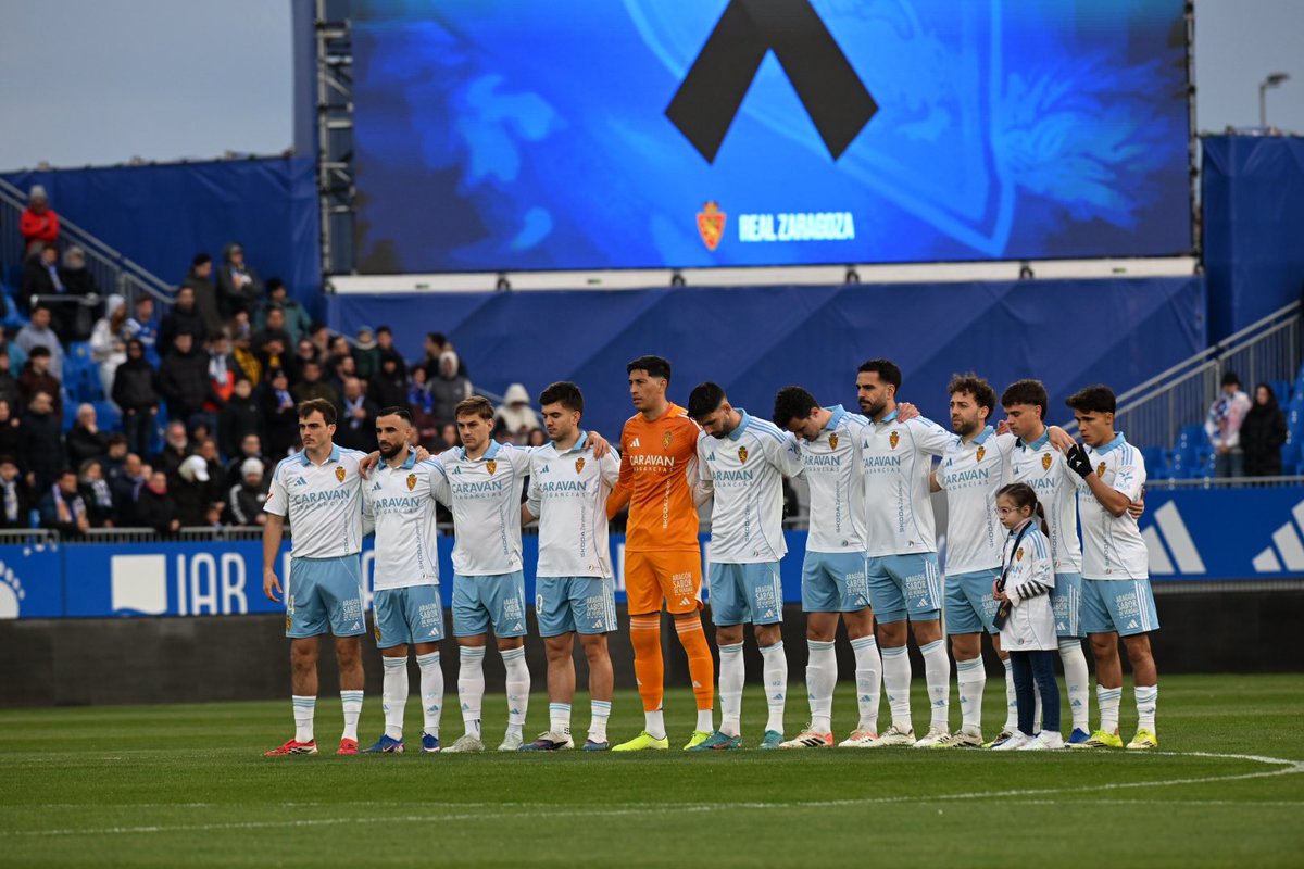Hoy hemos guardado un sentido y emotivo minuto de silencio en memoria de Ana Cristina Ruiz, madre de Hugo Pinilla 

Abril, la hermana de Hugo, ha salido también junto al equipo 

Vuestro Club y vuestra afición estará siempre a vuestro lado 🤍