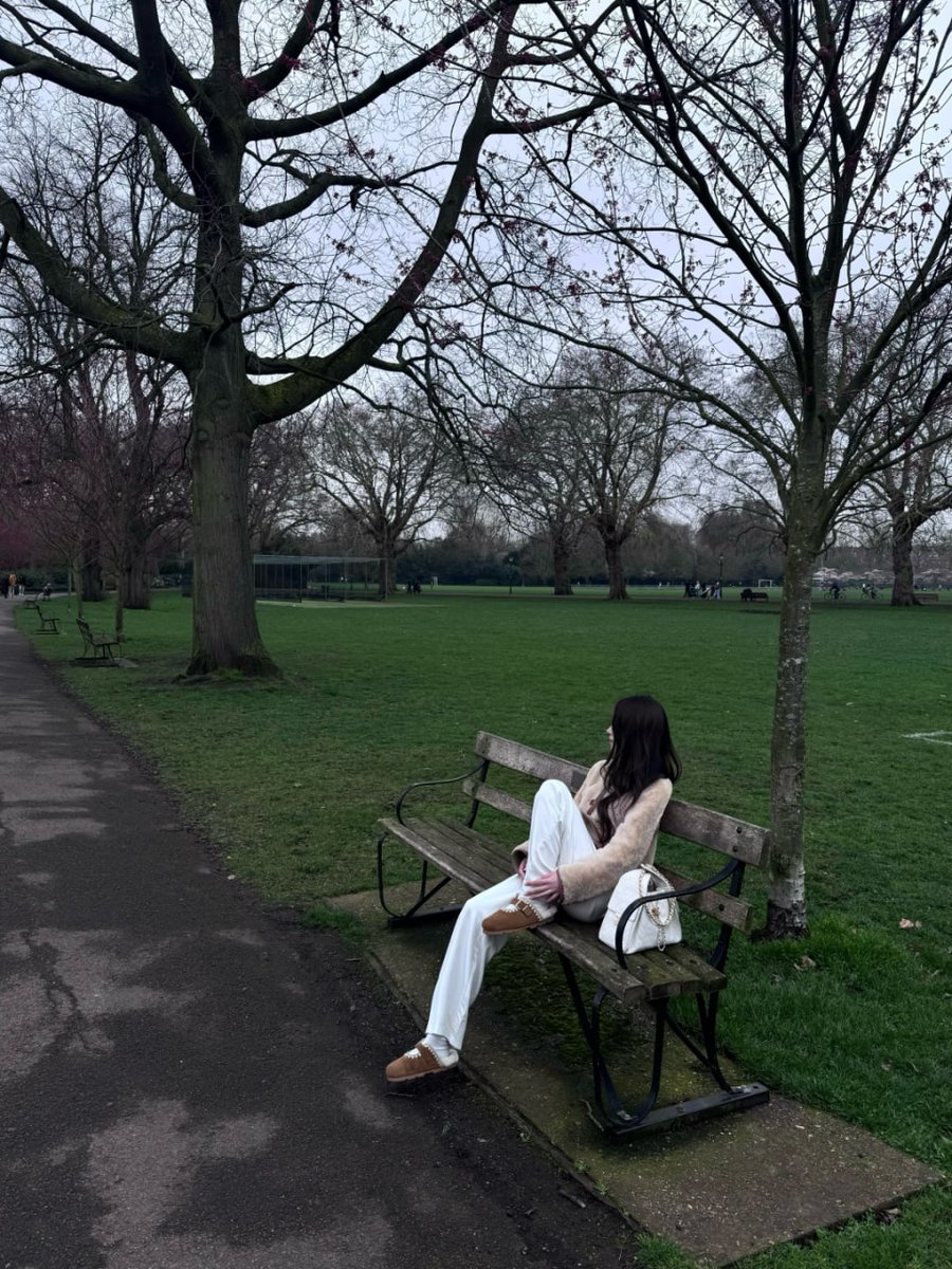 tungx23's tweet photo. Serenity in the heart of Battersea Park, where nature meets the city. https://t.co/U8W9xo9iFH