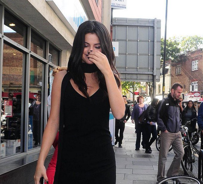 selena gomez laughing at paparazzi falling over their bicycle