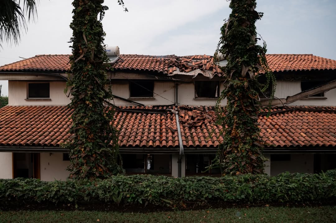 RDF-hollywood:Un drone kamikaze qui a frappé la 🏠. Ni la toiture en tuiles ni les murs n’ont été éventré! C’est l’intérieur qui est calciné.Même le machin blanc sur le toit avec son câble est intact. 
Il a résisté à une explosion d’un drone dont les débris  sont invisibles.