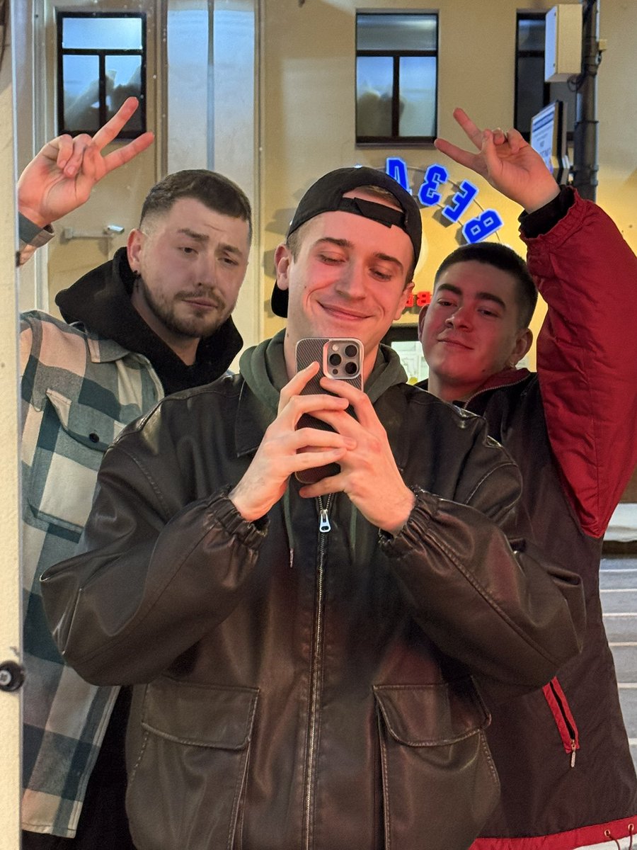 lemingt0n's tweet photo. сегодня был определенно прекрасный день и вечер 
@Patrickdmtrrr @cetrionone https://t.co/CFekkV1dQ1