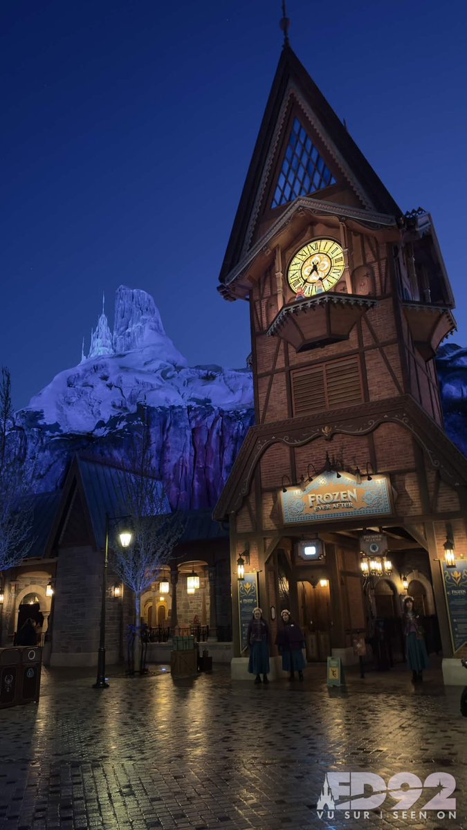 ED92Magic's tweet photo. 🌙✨ A night view to remember!
Adventure Way and World of Frozen are beautifully lit up, showing off the magic of Disney Adventure World after dark 🌟❄️
#DisneyAdventureWorld #WorldOfFrozen #AdventureWay #DisneylandParis https://t.co/QO6rvJLF60