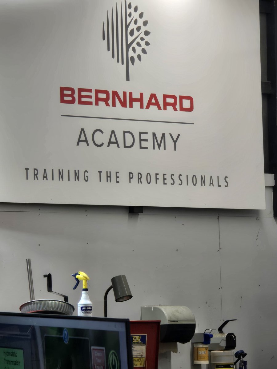 kevinkline39's tweet image. Training 101 with @RevelsTractor with host course @OakmontCC . Thank you for adding to our job knowledge and helping us give our courses the added touches. #education #educational #bernhard #johndeere #equipment #equipmentmanager #technicians #ourtechsupport