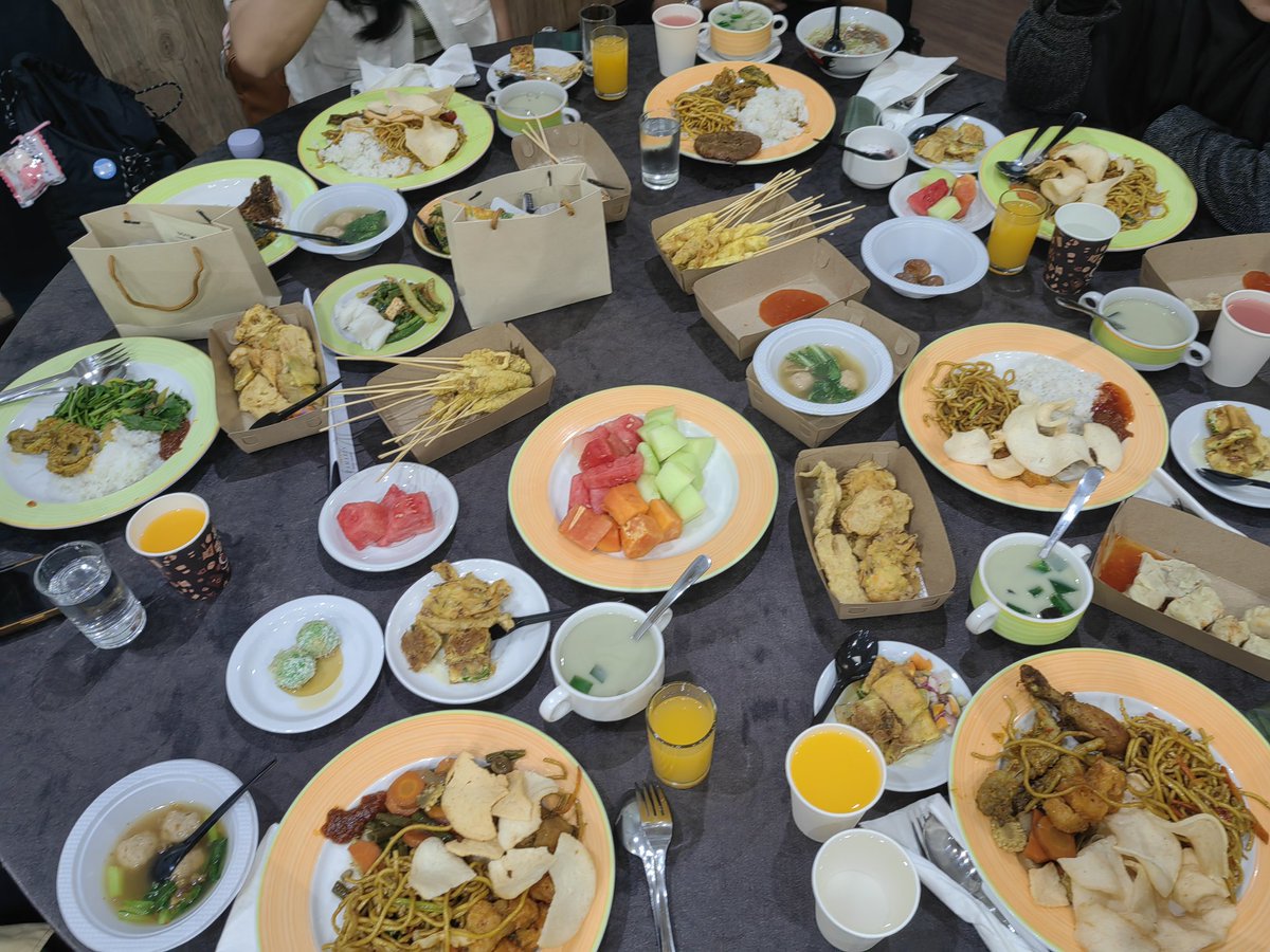 Iftar bareng Plli, sembari merayakan (late) Plave's anniv