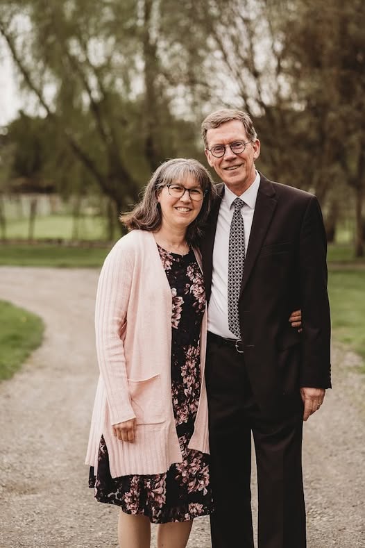 GerefGemeenten's tweet photo. 'Ik zou jaloers worden als een man op een verkeerde manier naar mijn vrouw Michelle keek.'

Pastor Arnoud Vergunst 🌴

https://t.co/RFJfF2oyq2

#Terdege #manvrouw #huwelijk #kerk 
Foto: JBGG https://t.co/hUmnhoQO1Q