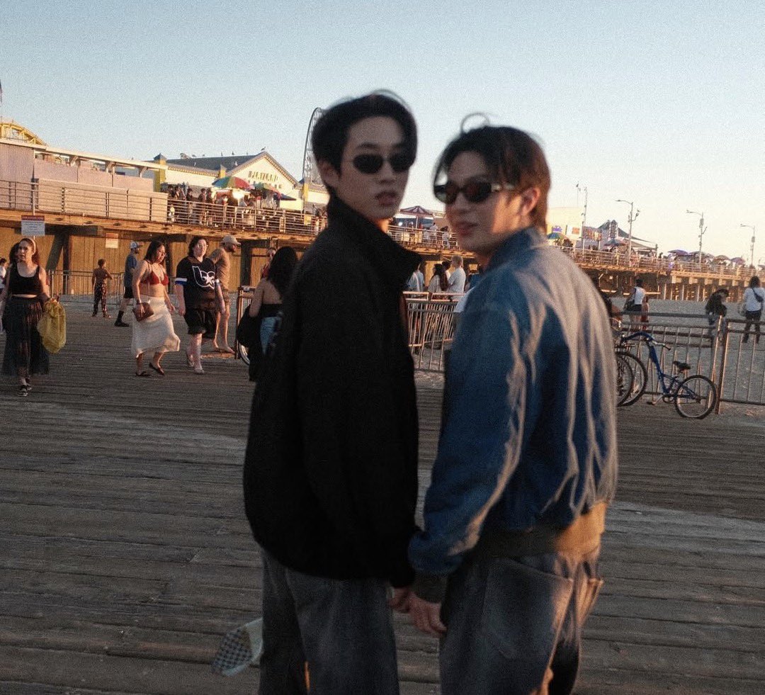 ดูรูปวิลเลี่ยมเอสแล้วอยู่ดีดีก็นึกถึงประโยคที่ว่า "แกเจอพี่ในเวอร์ชั่นที่พี่โตแล้ว แต่พี่เจอแกในเวอร์ชั่นที่แกกำลังโต" เป็นประโยคที่โคตรเหมาะกับคู่นี้ อีกคนผ่านอะไรมาเยอะมาก แรงกดดันจากการเป็นทีมชาติ เจอผู้คนมามากมาย ส่วนอีกคนกำลังเข้าสู่การทำตามความฝัน จะต้องเจอผู้คนอีกเยอะ