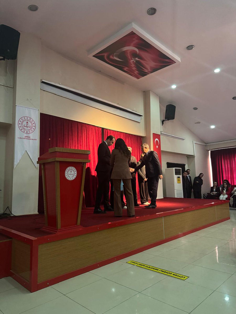 sbl_fatih's tweet photo. 12 Mart İstiklal Marşının kabulüne yönelik düzenlenen  şiir yarışmasında il  birincisi olan öğrencimiz Bedriye Acet, hediyesini sayın Valimiz Birol Ekici'den teslim almıştır. Öğrencimizi tebrik ediyoruz.
@BirolEkici73 @idrisnas33 @sirnakmem73 @HsnYiit84184250 https://t.co/rkh6nd9V7q