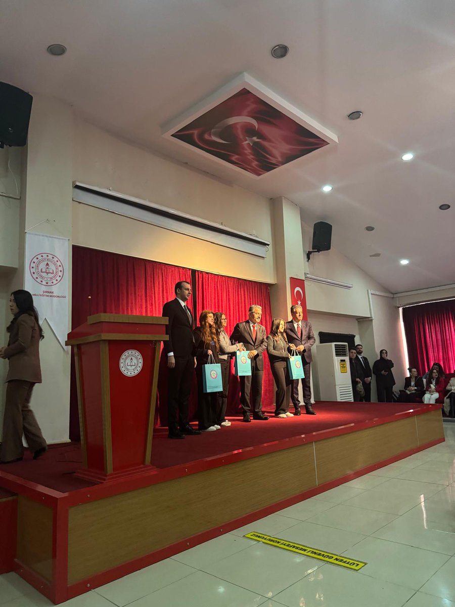 sbl_fatih's tweet photo. 12 Mart İstiklal Marşının kabulüne yönelik düzenlenen  şiir yarışmasında il  birincisi olan öğrencimiz Bedriye Acet, hediyesini sayın Valimiz Birol Ekici'den teslim almıştır. Öğrencimizi tebrik ediyoruz.
@BirolEkici73 @idrisnas33 @sirnakmem73 @HsnYiit84184250 https://t.co/rkh6nd9V7q