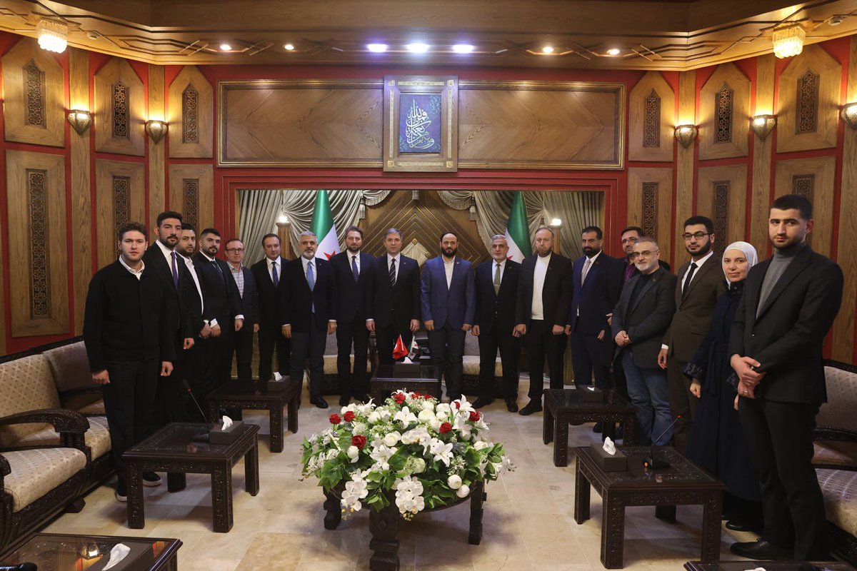 📍Suriye/ Halep

Suriye temaslarımız kapsamında Halep’de Halep Valiliğini ziyaret ederek Esed rejiminin yıkılmasının ardından bölgede yaşanan gelişmelerle ilgili Vali Azzam Garib’le değerlendirmelerde bulunduk.